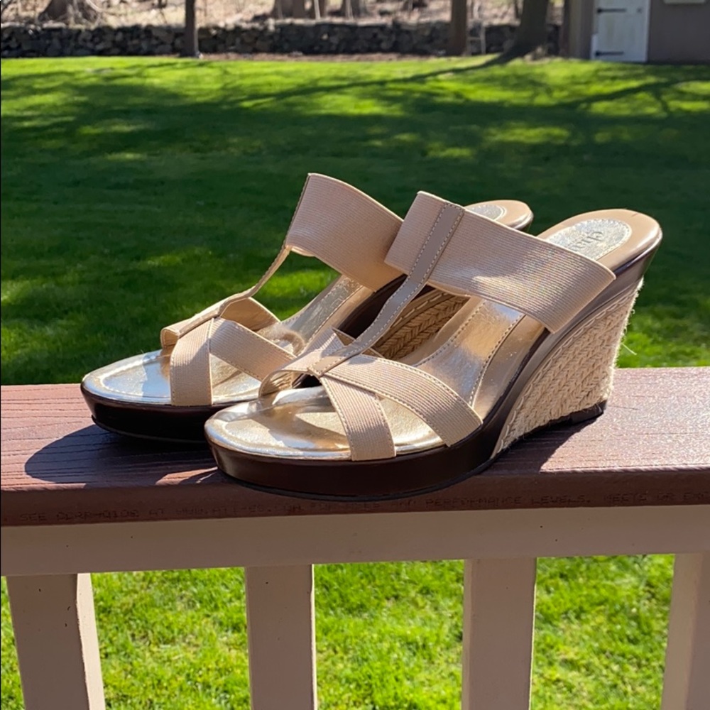 Charles David Nude Elastic Wedges